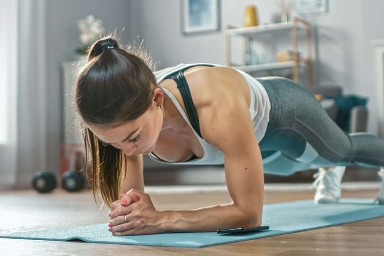 Imagem de pessoas praticando exercícios para emagrecimento